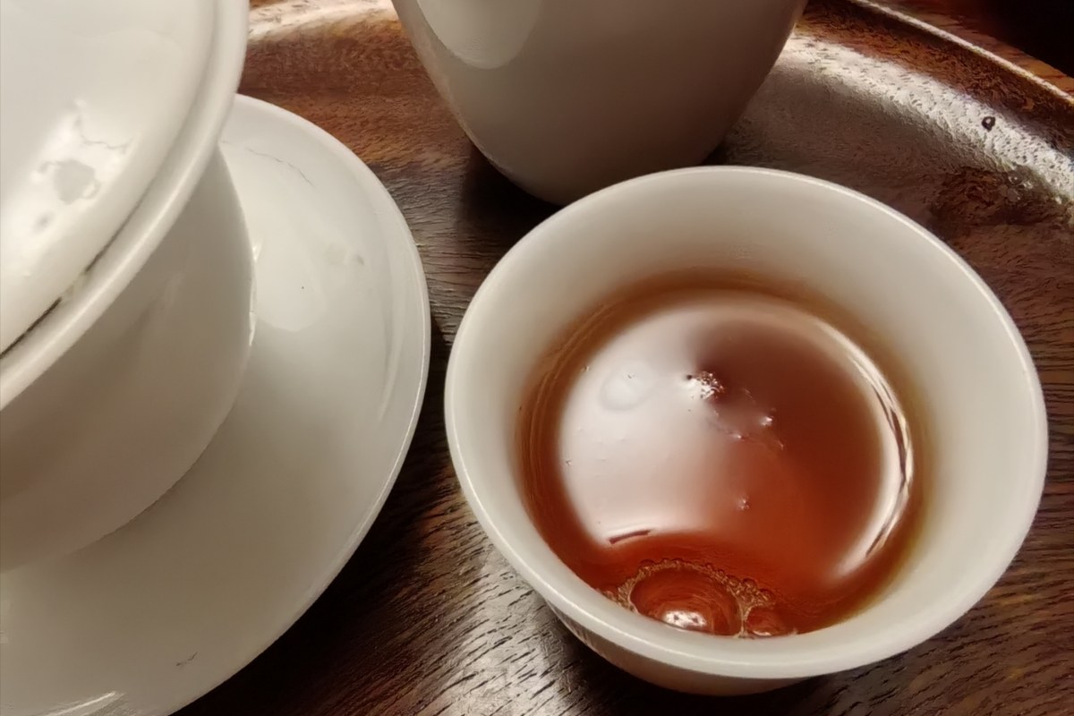 Jin Jun Mei — the bud-only black tea from Wuyi's Tongmu village, golden tips on dark leaves