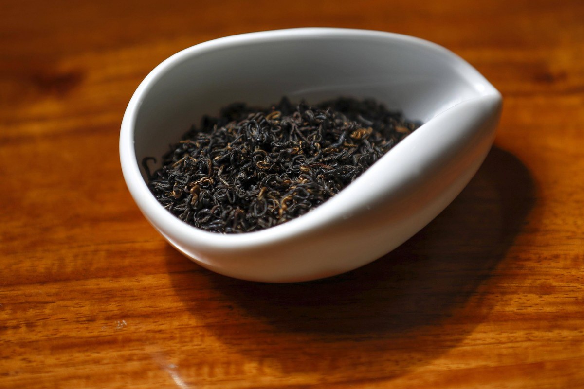 Keemun — wiry black tea leaves from Qimen, Anhui, with the signature orchid-and-honey fragrance