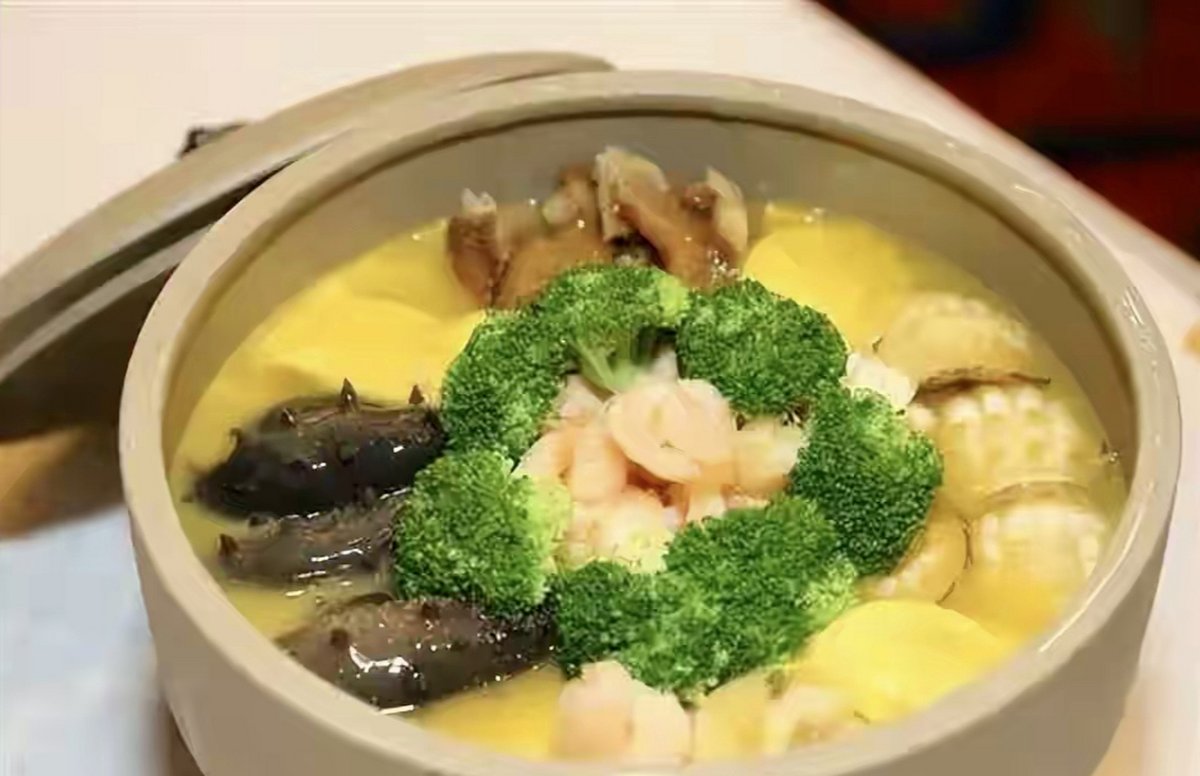 A clay pot of sea cucumber, shrimp and mushroom in golden broth — the way the hodgepodge arrives at the table