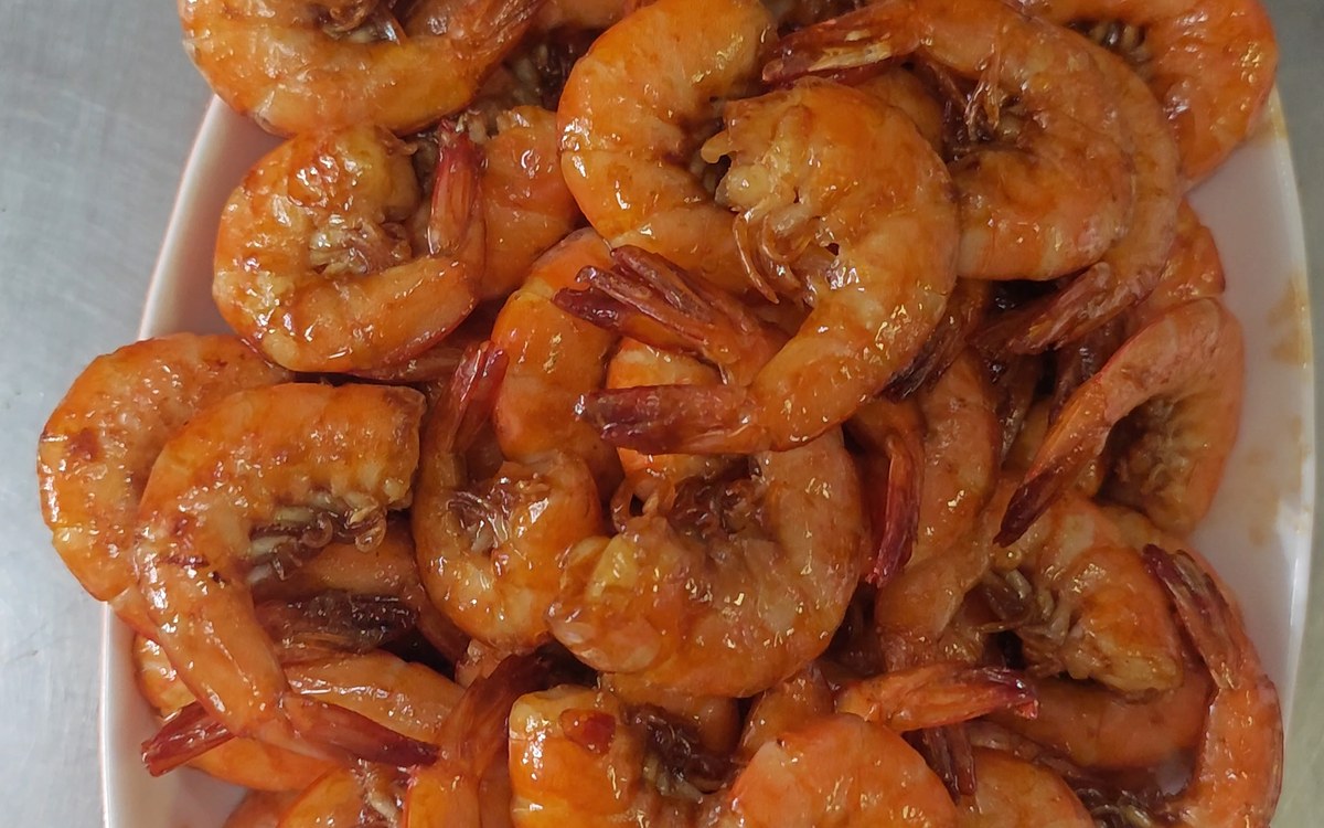 Oil-braised prawns — a plate of whole head-on prawns glazed in glossy red-orange shrimp oil