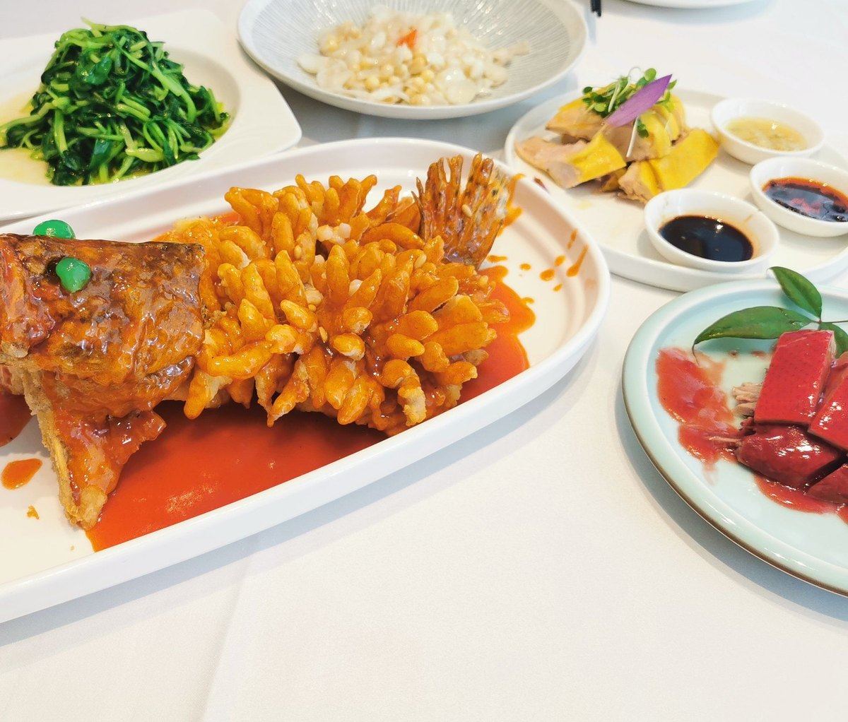 Squirrel Mandarin Fish — the platter on a round restaurant table in Suzhou, surrounded by the rest of a family dinner