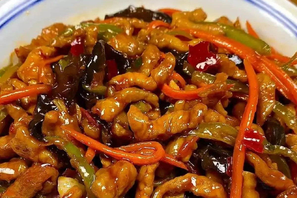 Yu Xiang Rou Si — glistening shredded pork tangled with wood ear mushrooms under a deep amber sauce, the kind of dish that steam-fogs your glasses